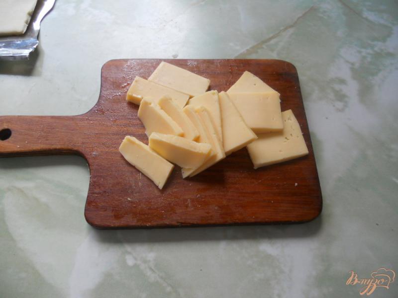 Фото приготовление рецепта: Слойки с сосисками и сыром шаг №4