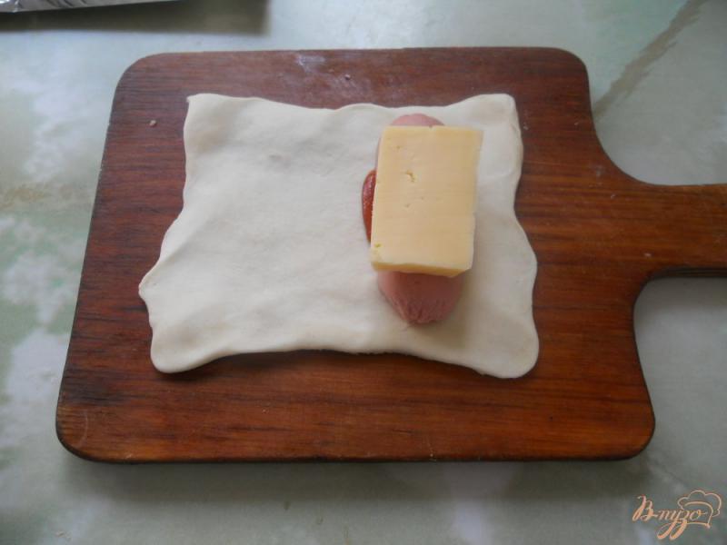 Фото приготовление рецепта: Слойки с сосисками и сыром шаг №7