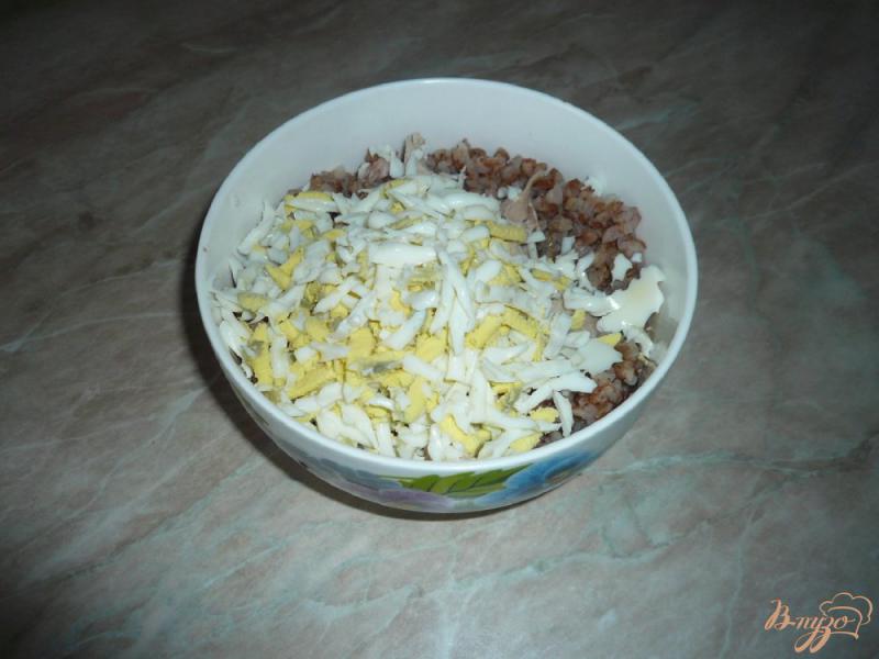 Фото приготовление рецепта: Гречневая каша с яйцами и куриным мясом шаг №3