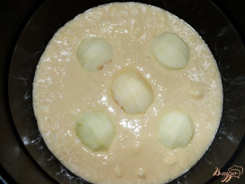 Фото приготовление рецепта: Яблочно-кокосовый пирог из мультиварки шаг №7
