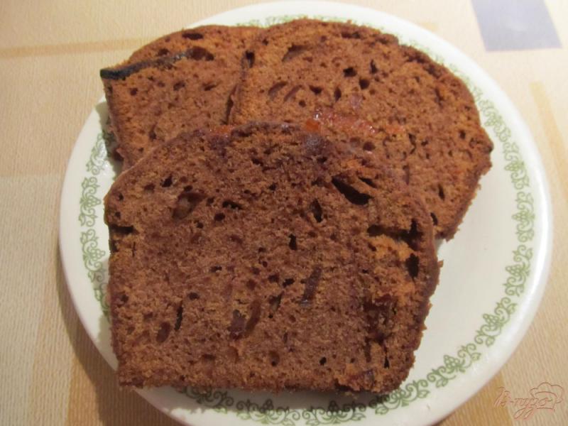 Фото приготовление рецепта: Шоколадный кекс с курагой шаг №7