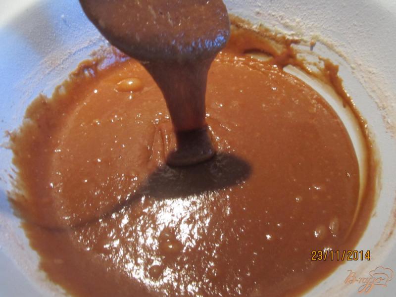 Фото приготовление рецепта: Шоколадный кекс с курагой шаг №4