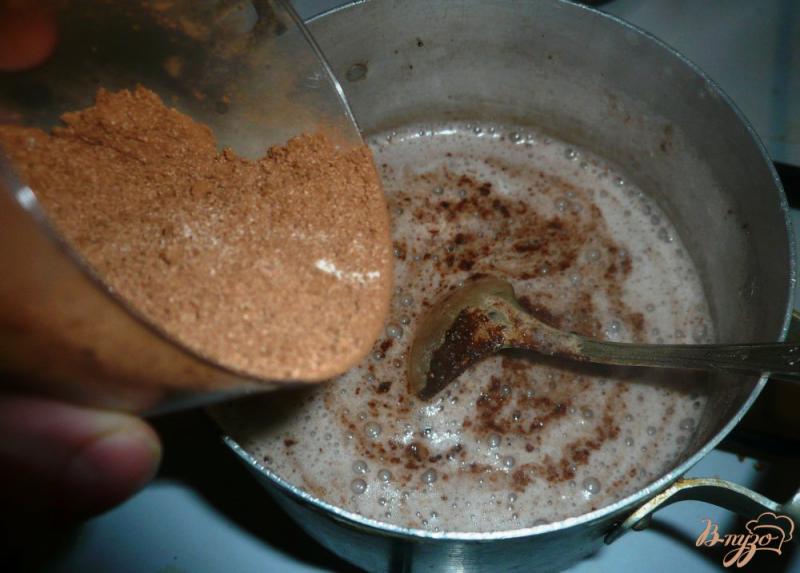 Фото приготовление рецепта: Манная каша с какао шаг №4