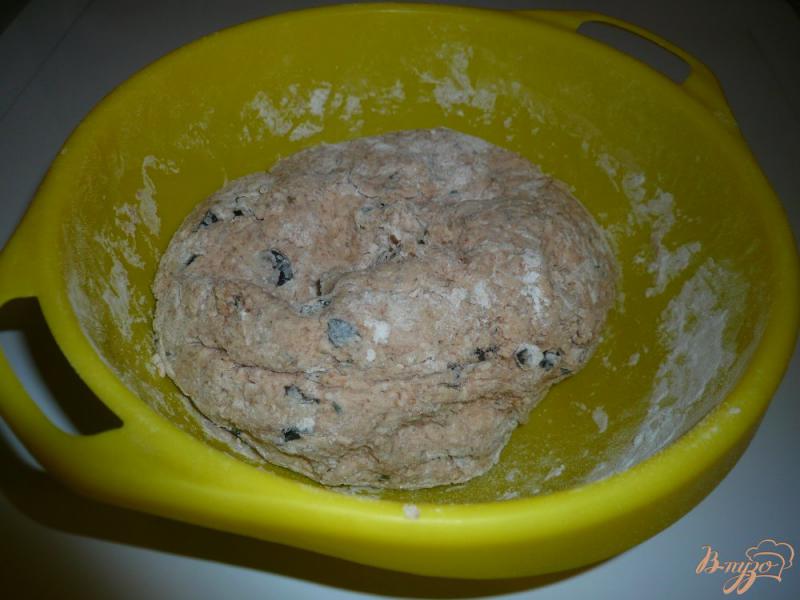 Фото приготовление рецепта: Овсяный хлеб с маслинами шаг №5