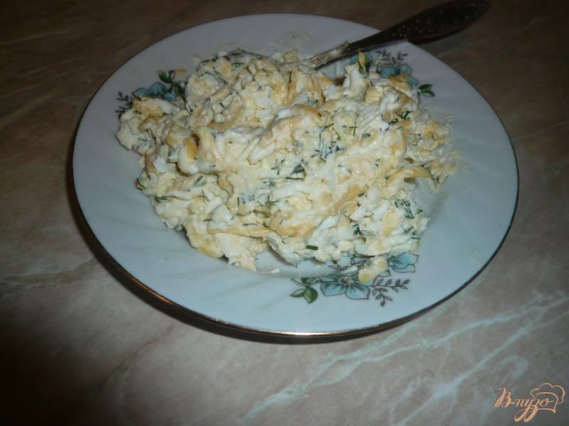 Фото приготовление рецепта: Салат сырный с чесночком шаг №4