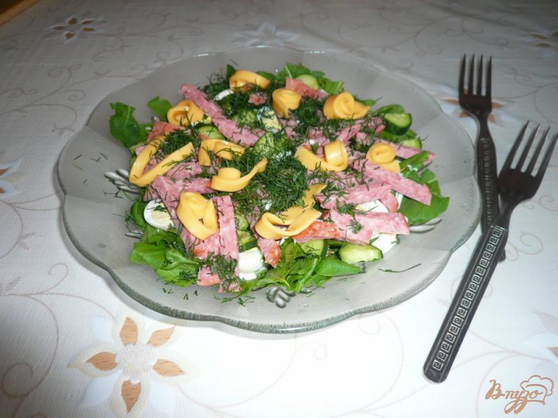 Фото приготовление рецепта: Сытный салат с копченой колбаской шаг №8