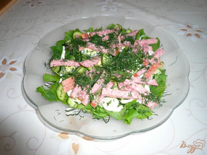 Фото приготовление рецепта: Сытный салат с копченой колбаской шаг №7