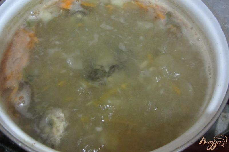 Фото приготовление рецепта: Рыбный суп с манной крупой шаг №6
