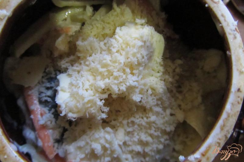 Фото приготовление рецепта: Пиленгас запеченый с картофелем в горшочках шаг №7