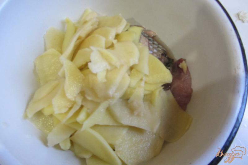 Фото приготовление рецепта: Пиленгас запеченый с картофелем в горшочках шаг №2