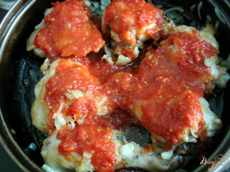 Фото приготовление рецепта: Курица в томатно - луковом соусе шаг №5