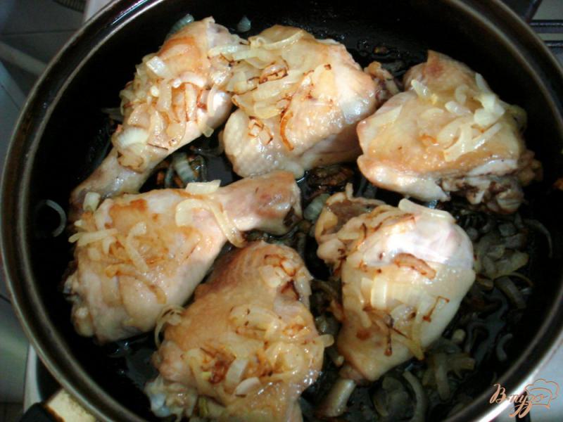 Фото приготовление рецепта: Курица в томатно - луковом соусе шаг №4