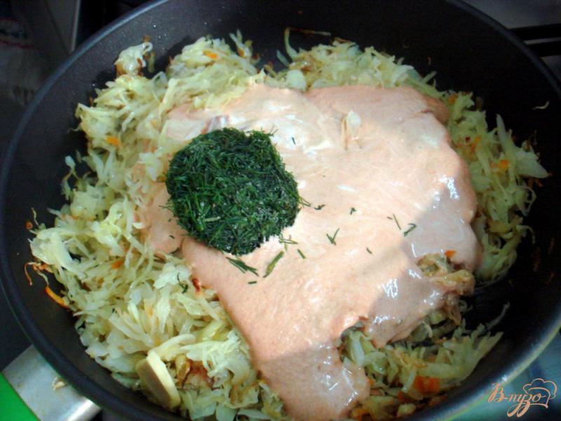 Фото приготовление рецепта: Капуста тушёная без мяса в томатно-сметанном соусе шаг №10