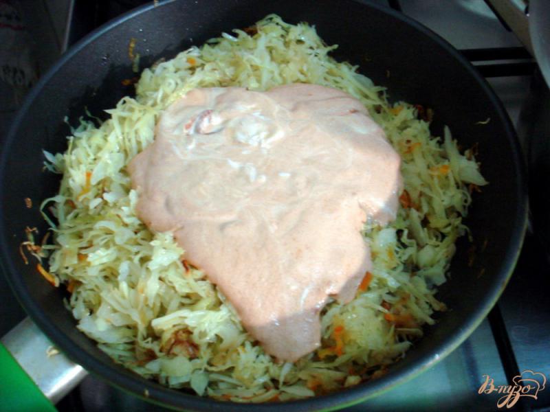Фото приготовление рецепта: Капуста тушёная без мяса в томатно-сметанном соусе шаг №9