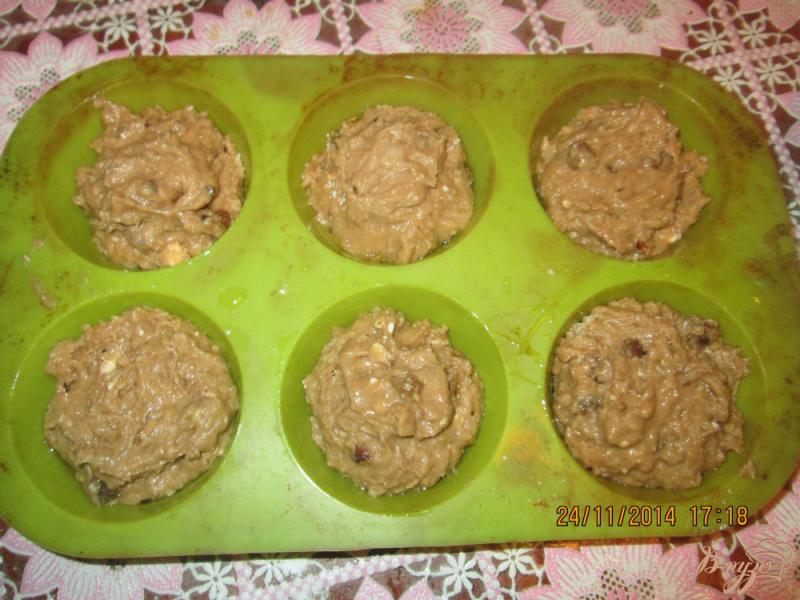 Фото приготовление рецепта: Кексы  с изюмом и грецкими орехами шаг №4