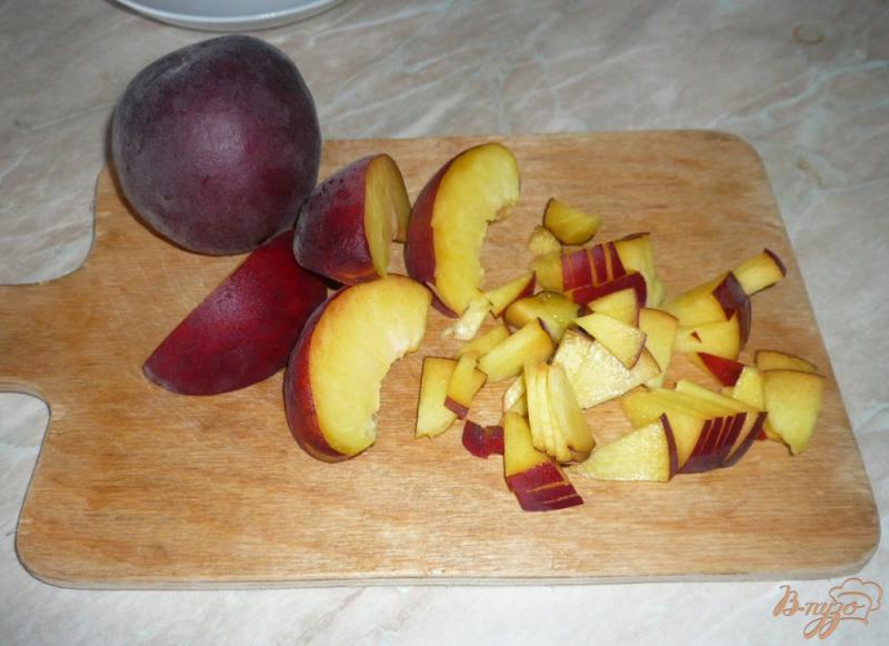 Фото приготовление рецепта: Желейный десерт с персиком и корицей шаг №3
