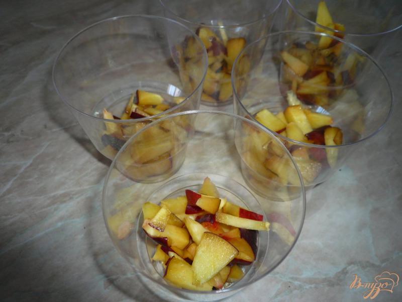 Фото приготовление рецепта: Желейный десерт с персиком и корицей шаг №4