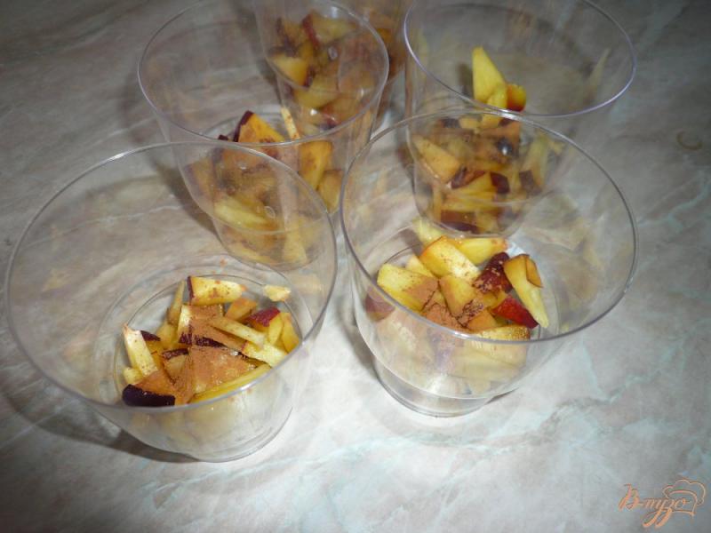 Фото приготовление рецепта: Желейный десерт с персиком и корицей шаг №5