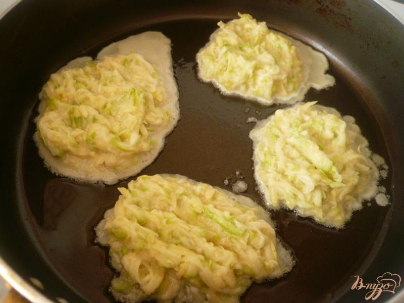 Фото приготовление рецепта: Оладьи из картофеля и кабачка без муки шаг №4
