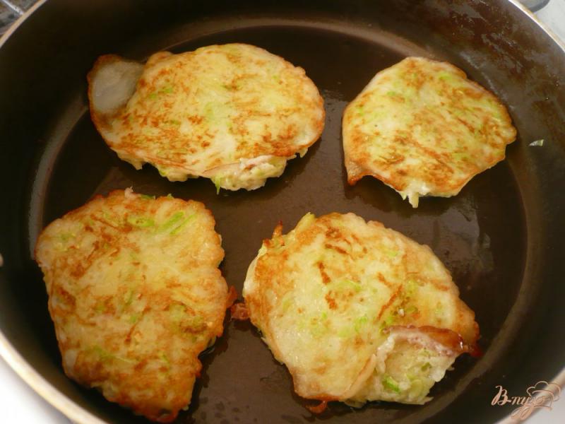 Фото приготовление рецепта: Оладьи из картофеля и кабачка без муки шаг №5
