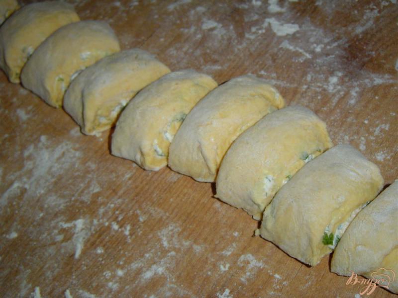 Фото приготовление рецепта: Пампушки с тыквой, чесноком и зеленью шаг №5