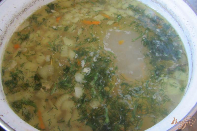 Фото приготовление рецепта: Суп куриный с перловкой без за жарки шаг №7