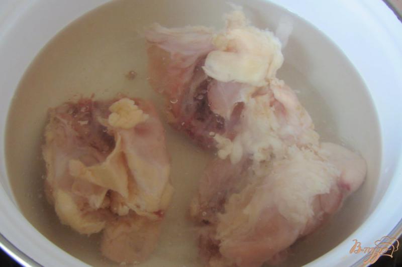 Фото приготовление рецепта: Суп куриный с перловкой без за жарки шаг №1