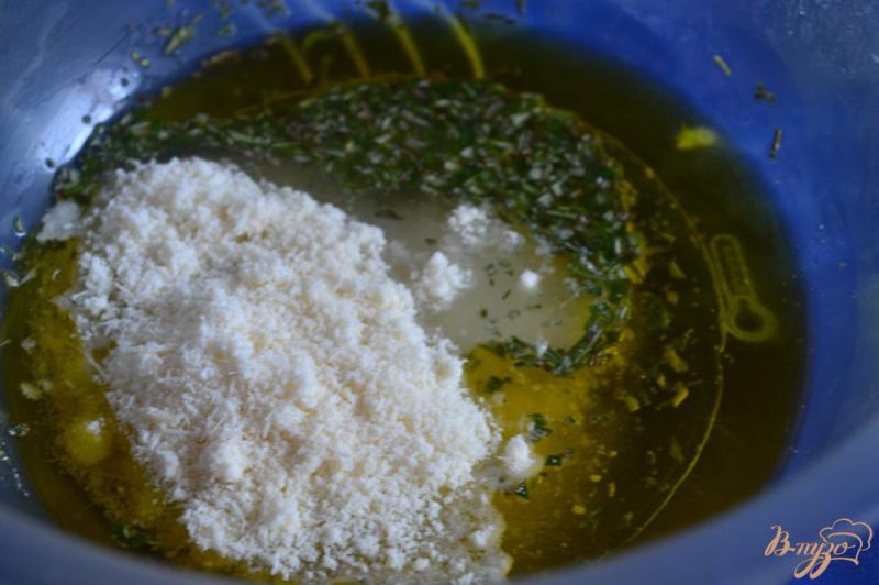 Фото приготовление рецепта: Гриссини с розмарином и пармезаном шаг №1