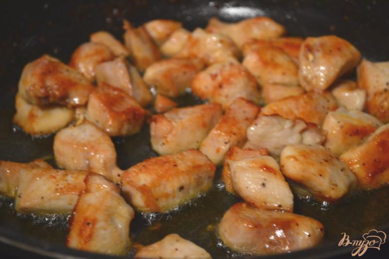 Фото приготовление рецепта: Куриное мясо с цукини в сметанно-горчичном соусе шаг №2