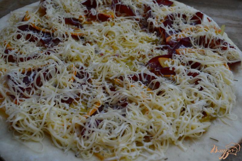 Фото приготовление рецепта: Пицца с луком, хурмой и вяленой говядиной шаг №4