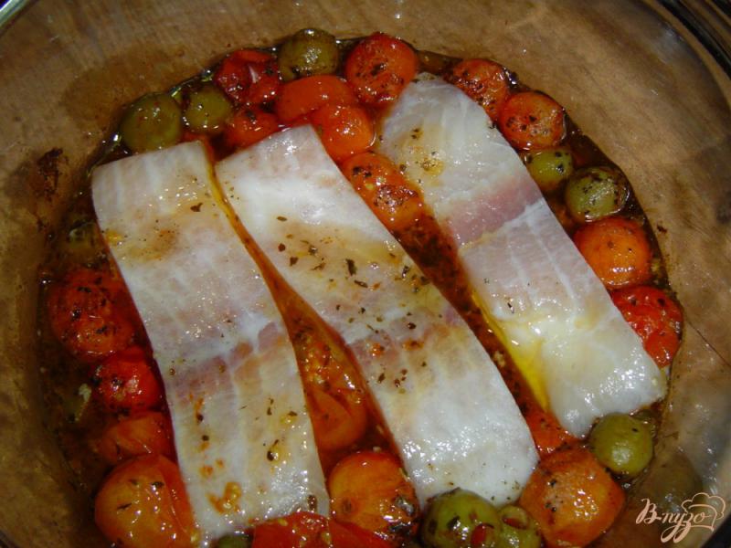 Фото приготовление рецепта: Рыба по итальянски, запеченная с томатами, оливками и каперсами шаг №4