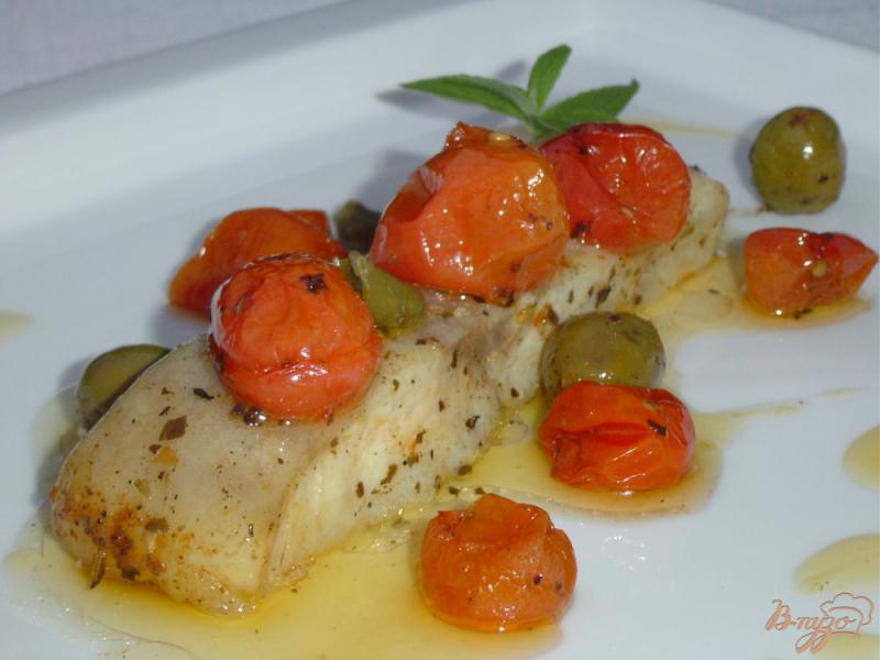 Фото приготовление рецепта: Рыба по итальянски, запеченная с томатами, оливками и каперсами шаг №7