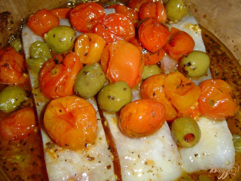 Фото приготовление рецепта: Рыба по итальянски, запеченная с томатами, оливками и каперсами шаг №5