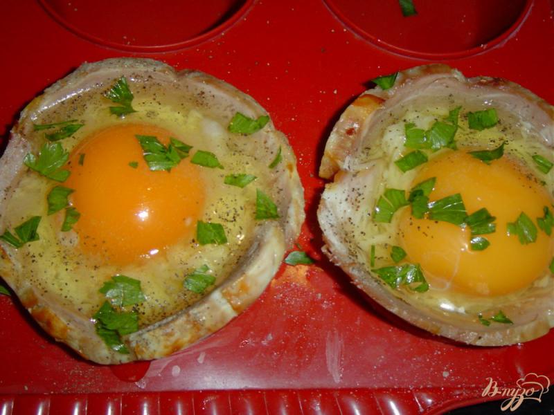 Фото приготовление рецепта: Корзинки из ветчины, пармезана и яиц шаг №5