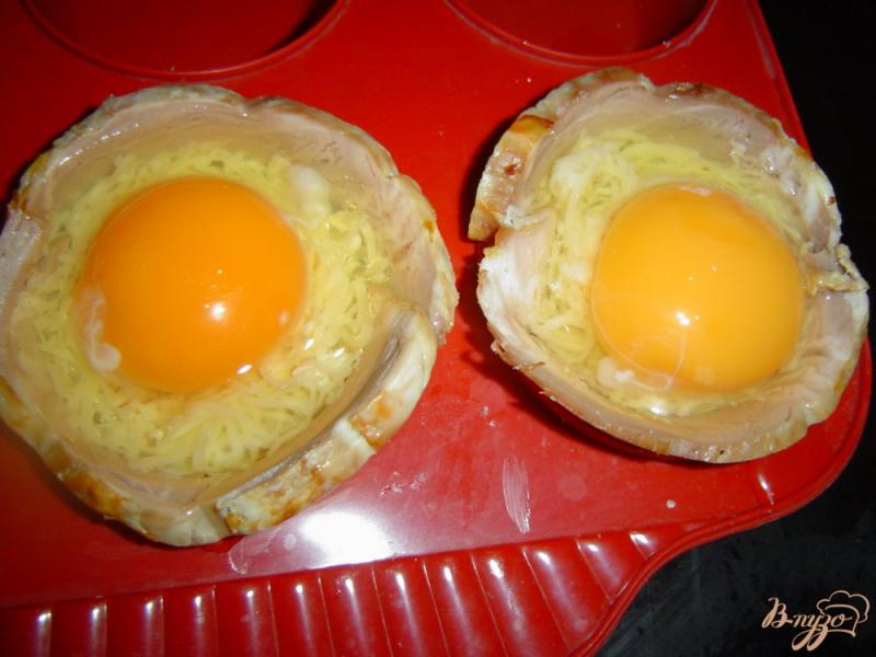 Фото приготовление рецепта: Корзинки из ветчины, пармезана и яиц шаг №4