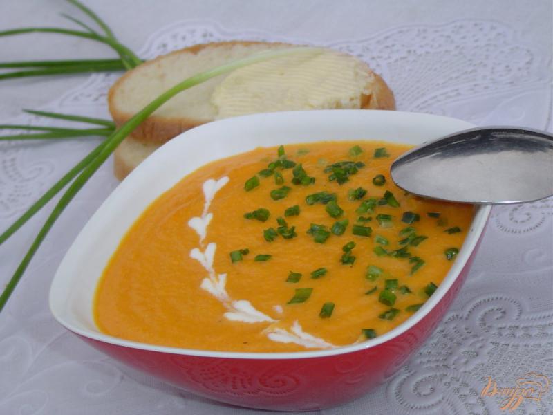 Фото приготовление рецепта: Морковный суп-пюре с зеленым луком (Сrema di carote all erba cipollina) шаг №5
