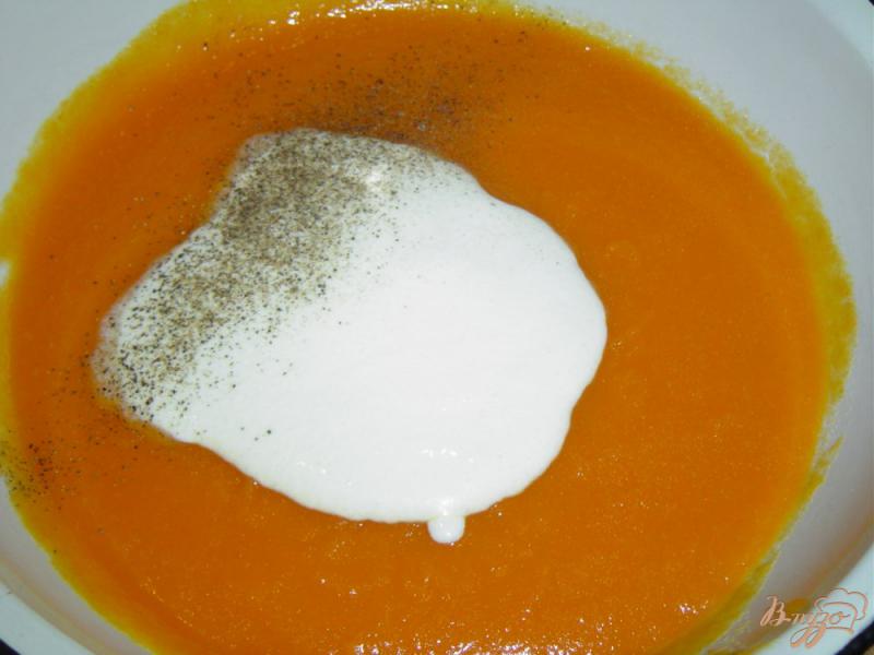 Фото приготовление рецепта: Морковный суп-пюре с зеленым луком (Сrema di carote all erba cipollina) шаг №4