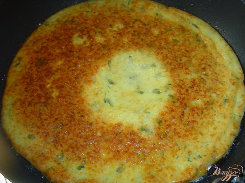 Фото приготовление рецепта: Сырная лепешка на сковороде шаг №4
