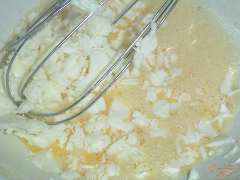 Фото приготовление рецепта: Быстрые сырные кексы шаг №2