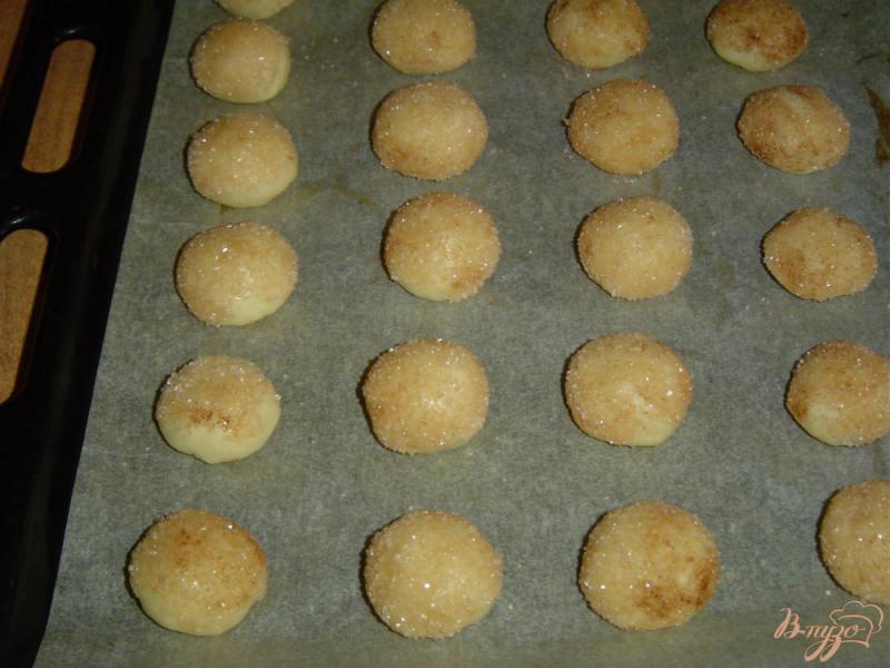 Фото приготовление рецепта: Быстрое печенье в корично-сахарной панировке шаг №5