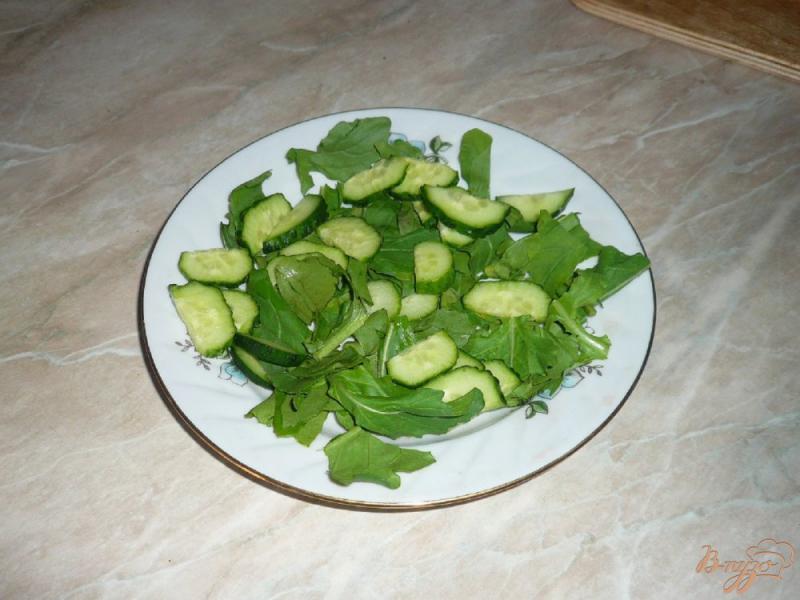 Фото приготовление рецепта: Свежий салат с сыром шаг №3