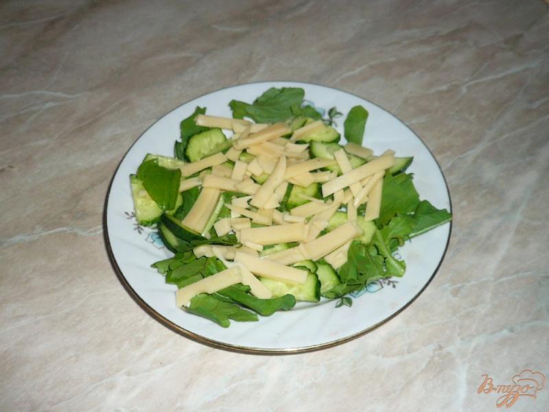 Фото приготовление рецепта: Свежий салат с сыром шаг №4