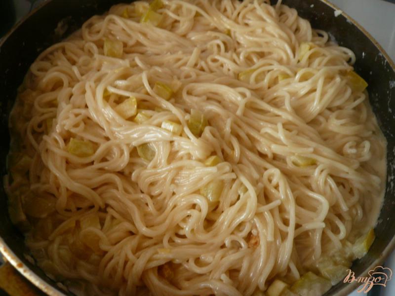 Фото приготовление рецепта: Спагетти с соусом из кабачка шаг №9
