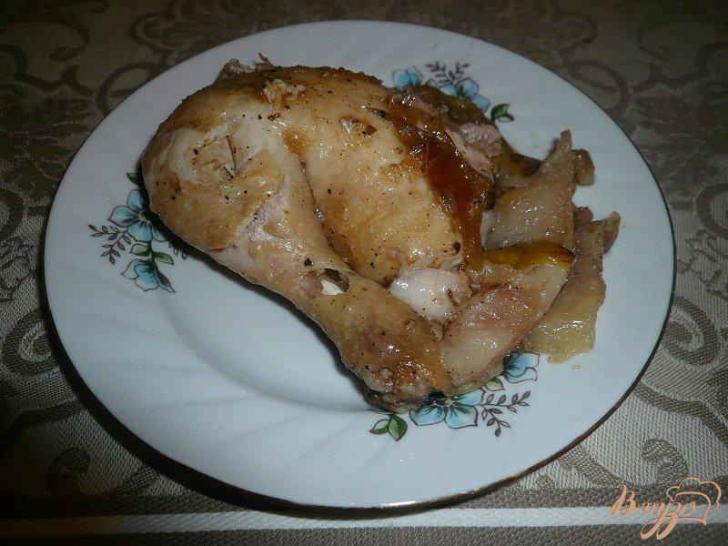 Фото приготовление рецепта: Курица с яблоками, запеченная в мультиварке шаг №5