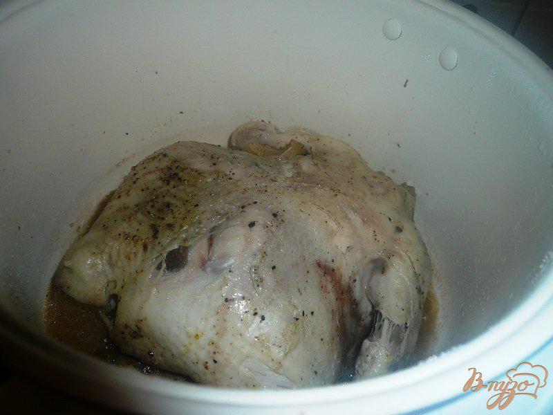 Фото приготовление рецепта: Курица с яблоками, запеченная в мультиварке шаг №4