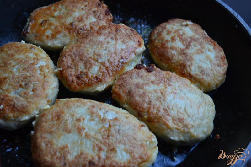 Фото приготовление рецепта: Куриные котлетки с начинкой из сыра с песто шаг №5