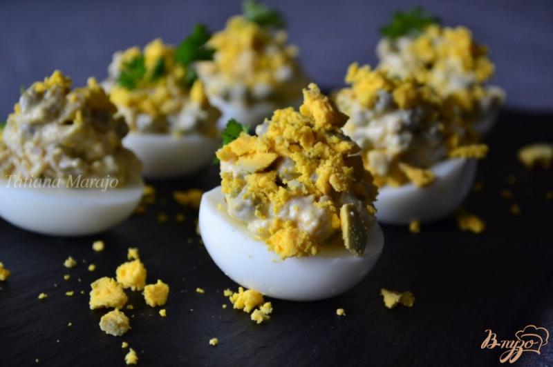 Фото приготовление рецепта: Фаршированные яйца шаг №4