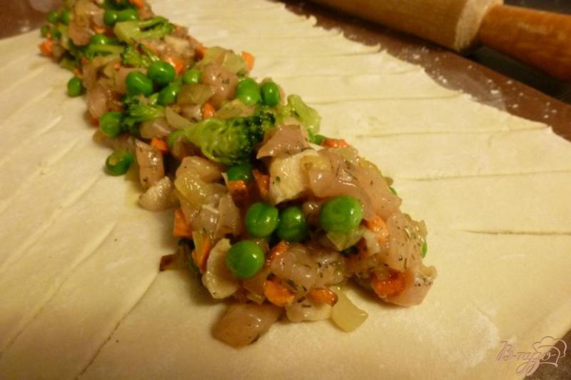 Фото приготовление рецепта: Пирог с куриной грудкой и зеленым горошком шаг №2