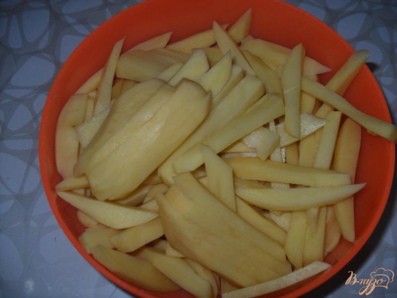 Фото приготовление рецепта: Ароматный картофель фри  духовке шаг №2