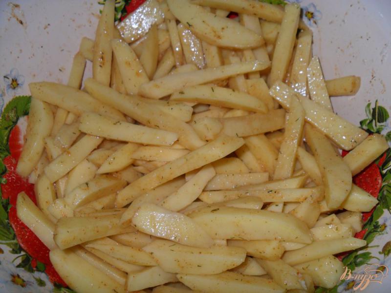 Фото приготовление рецепта: Ароматный картофель фри  духовке шаг №5